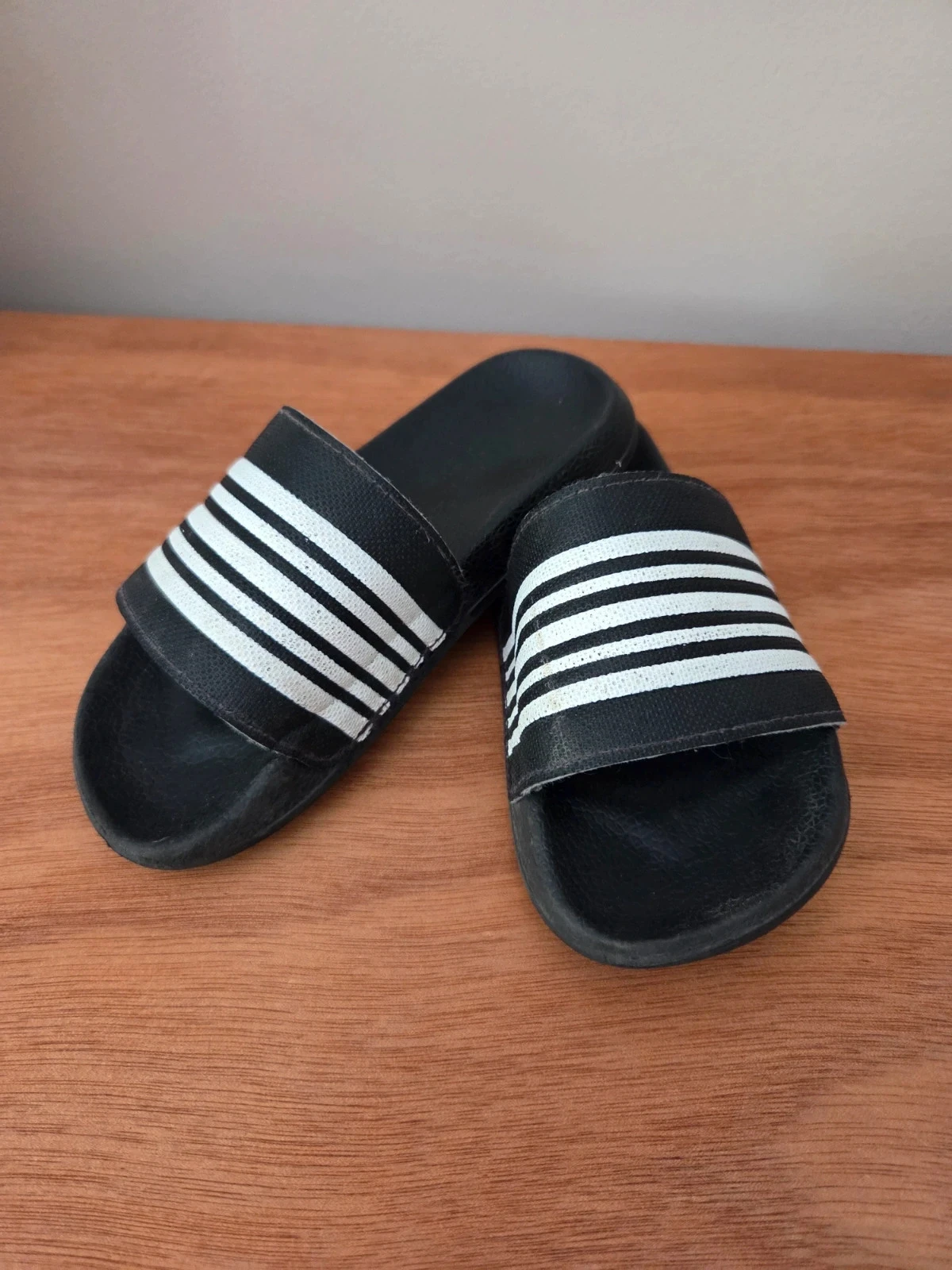 Claquettes taille 31 noires bandes blanches 
#laetgars6ans